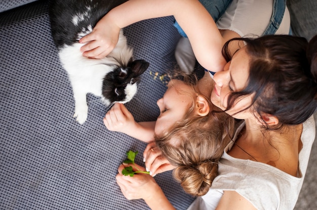 Vue De Dessus Mère Et Fille Caressant Le Petit Lapin