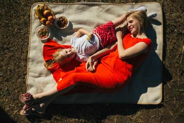 Vue de dessus mère et fille couchée sur une couverture