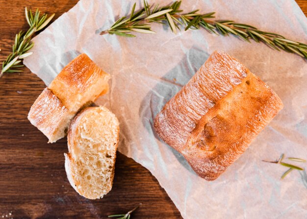 Vue de dessus miche de pain au romarin