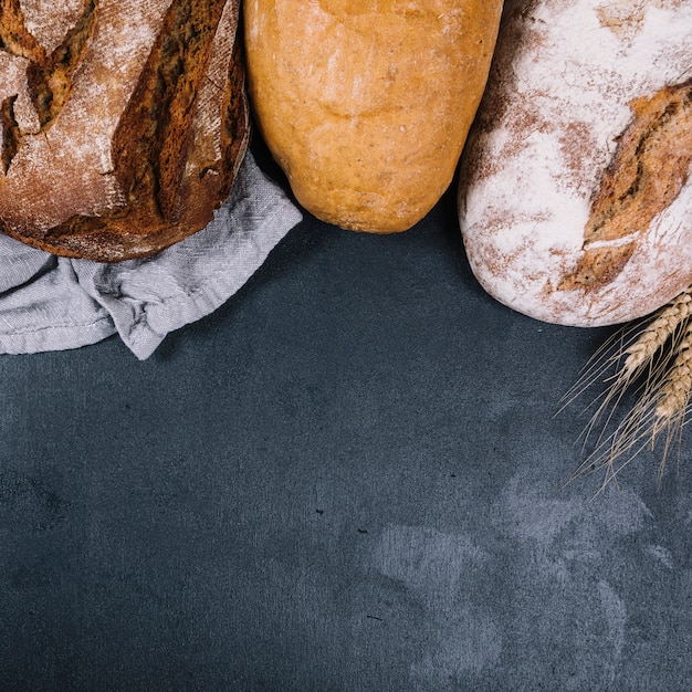 Une vue de dessus de miche rustique de pains sur le comptoir noir