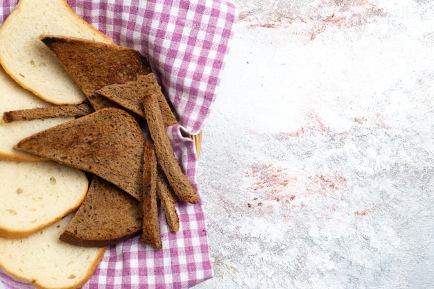 Vue De Dessus Des Miches De Pain En Tranches De Morceaux De Pain Sur Un Pain De Pain Backgorund Blanc Pâte Alimentaire Repas