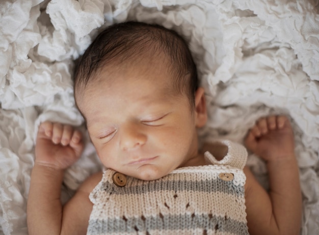 Photo gratuite vue de dessus mignonne nouveau-né faire une sieste