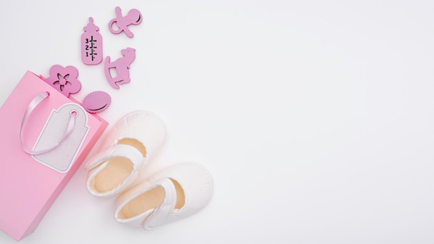 Vue de dessus de mignons petits accessoires bébé fille avec espace copie