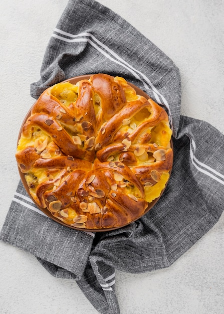 Vue de dessus minimaliste tarte aux pommes sur un torchon