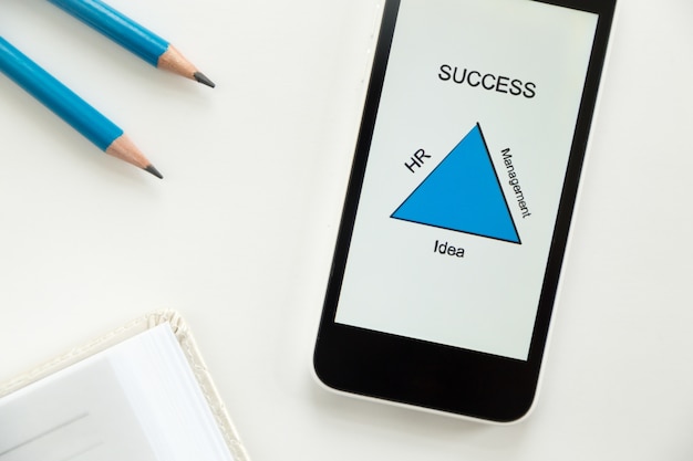 Vue de dessus d&#39;un mobile sur un bureau, diagramme de succès