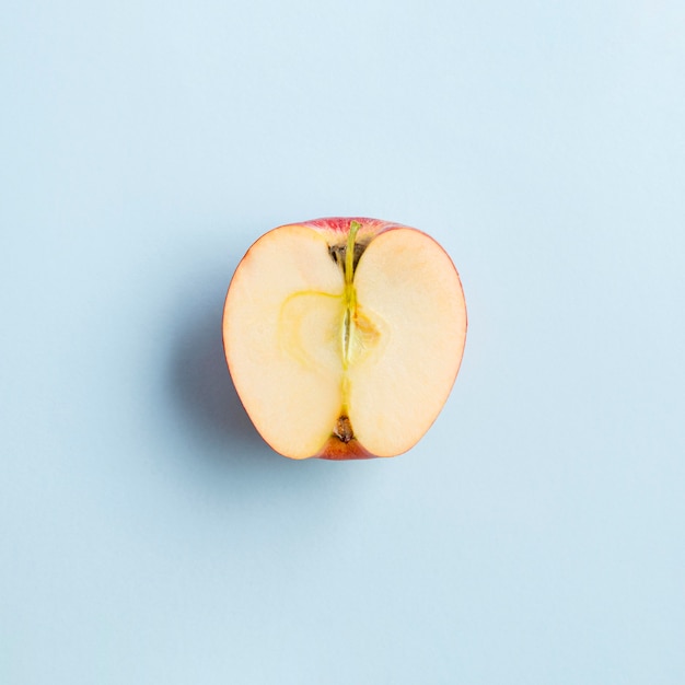 Vue de dessus de la moitié d'une pomme génétiquement améliorée