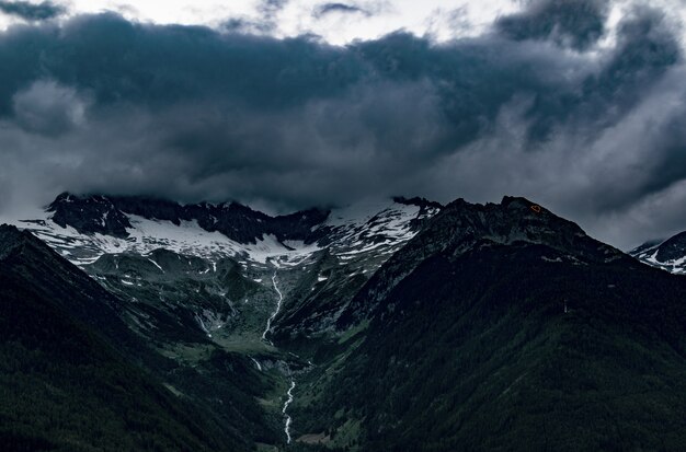 Vue de dessus des montagnes sous un ciel nuageux gris