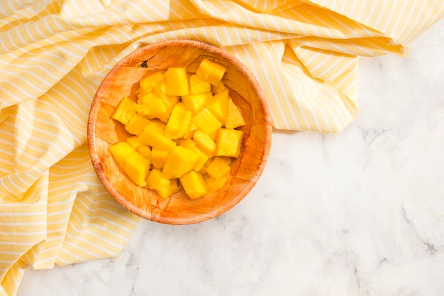 Photo gratuite vue de dessus des morceaux d'ananas dans un bol