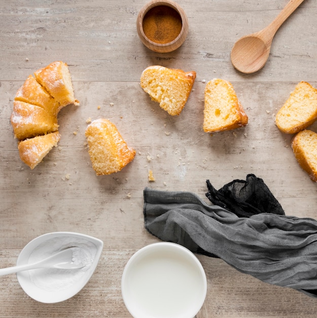 Photo gratuite vue de dessus des morceaux de beignet avec du lait