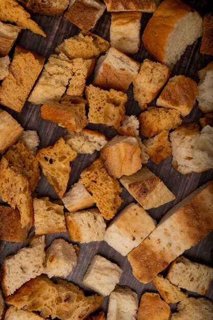 Vue de dessus des morceaux de pain sur fond de bois