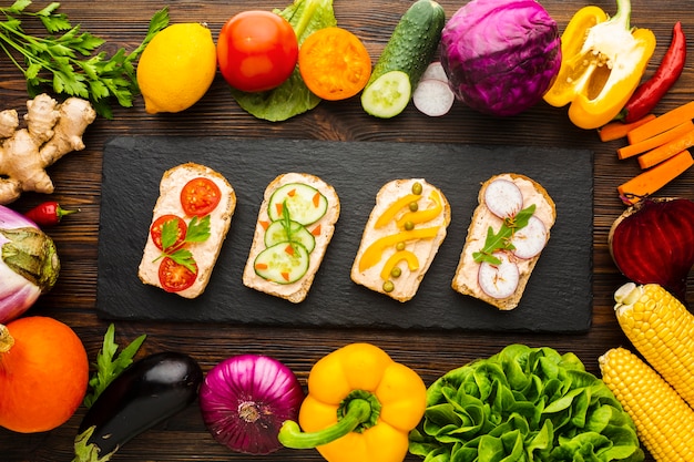 Vue de dessus des morceaux de pain avec des légumes et un arrangement de légumes