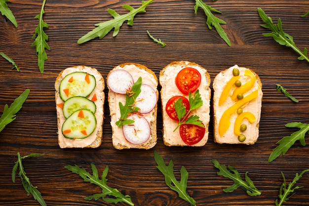 Photo gratuite vue de dessus des morceaux de pain avec des légumes