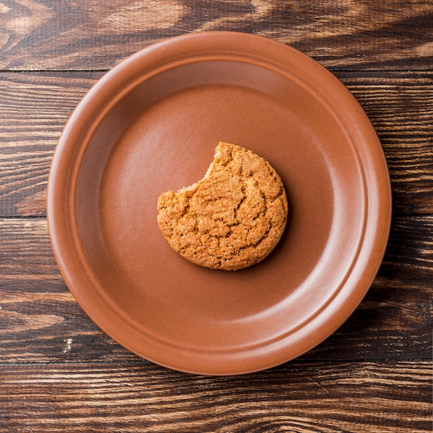 Vue de dessus mordu cookie sur plaque