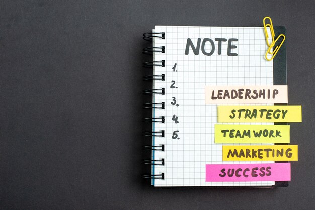 vue de dessus motivation affaires notes avec bloc-notes sur fond sombre entreprise travail succès stratégie de leadership de travail marketing de travail d'équipe