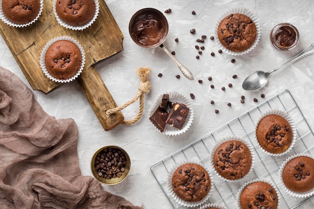 Vue de dessus muffin savoureux avec du chocolat et des pépites de chocolat