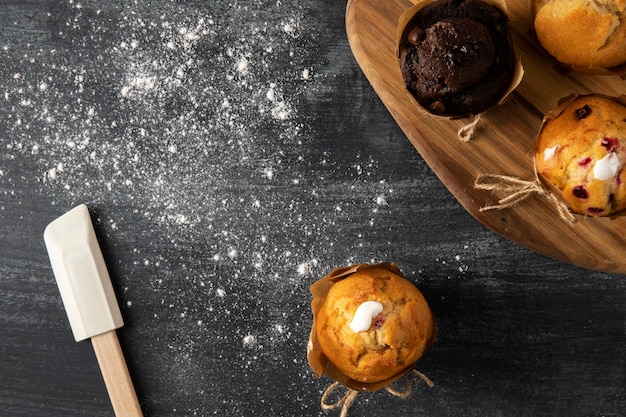 Photo gratuite vue de dessus des muffins sur une surface en marbre foncé