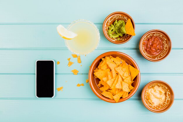 Vue de dessus des nachos et du guacamole