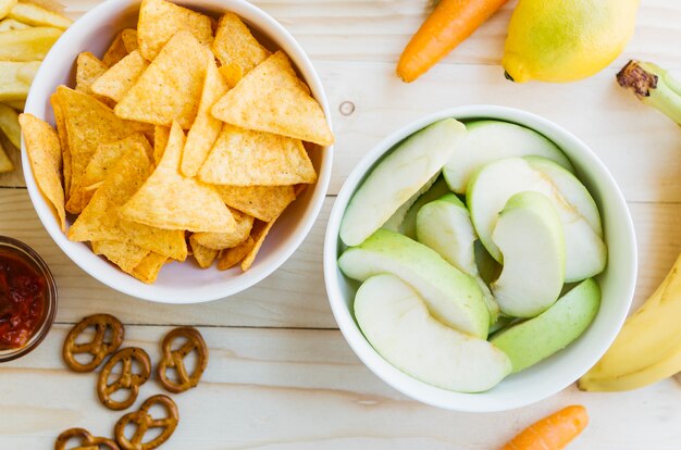 Vue de dessus nachos vs fruits