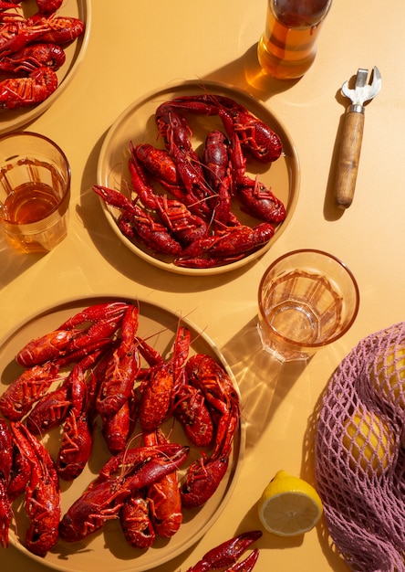 Photo gratuite vue de dessus nature morte d'écrevisses fraîches