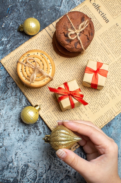 Vue de dessus Noël présent avec des biscuits et des jouets sur fond clair-foncé