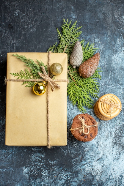 Vue de dessus Noël présent avec des biscuits sucrés sur fond clair-foncé