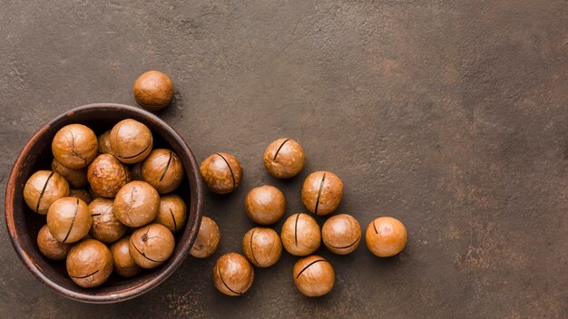 Photo gratuite vue de dessus des noisettes dans un bol