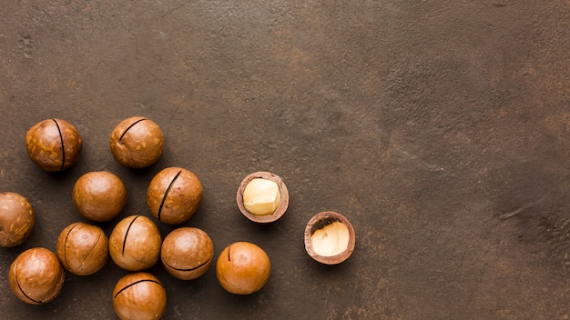 Photo gratuite vue de dessus de noisettes grillées