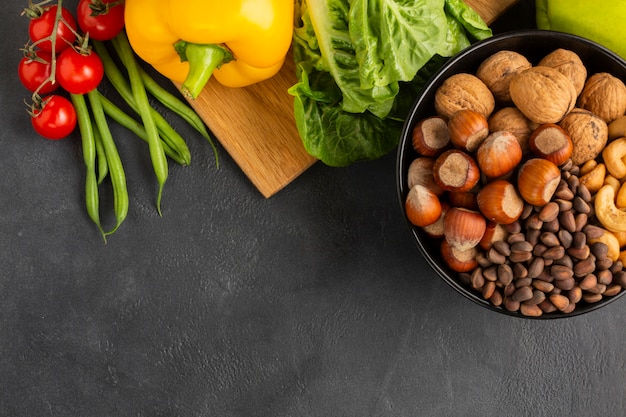 Vue de dessus de noisettes avec légumes