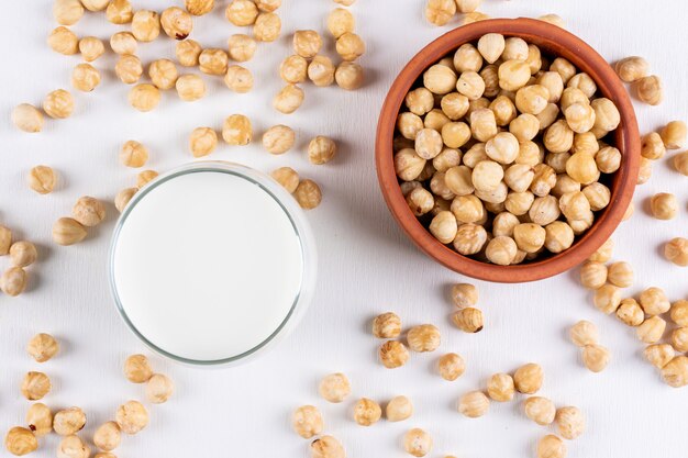 Vue de dessus des noisettes nettoyées avec un verre de lait