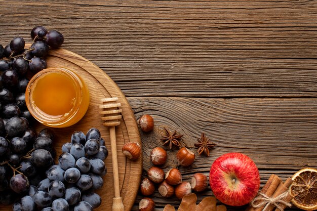 Vue de dessus noix d'automne et espace de copie de fruits