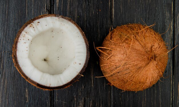 Vue de dessus de la noix de coco à moitié coupée sur fond de bois