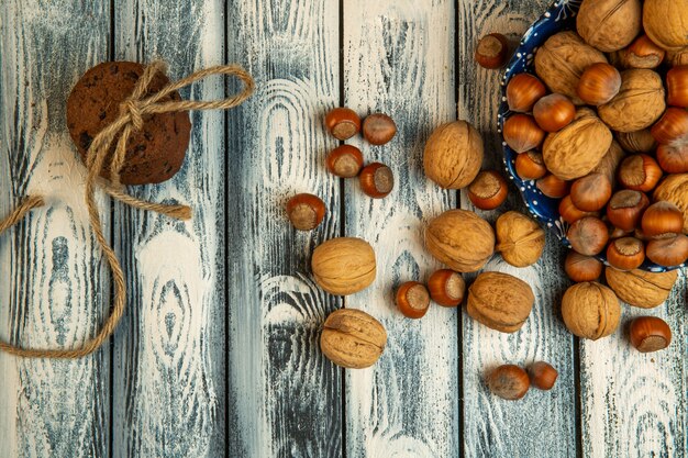 Photo gratuite vue de dessus des noix et des noisettes entières