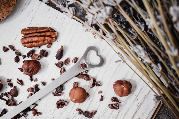 Vue de dessus des noix et des pépites de chocolat sur une table de cuisine