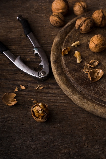 Vue de dessus des noix savoureuses sur la table