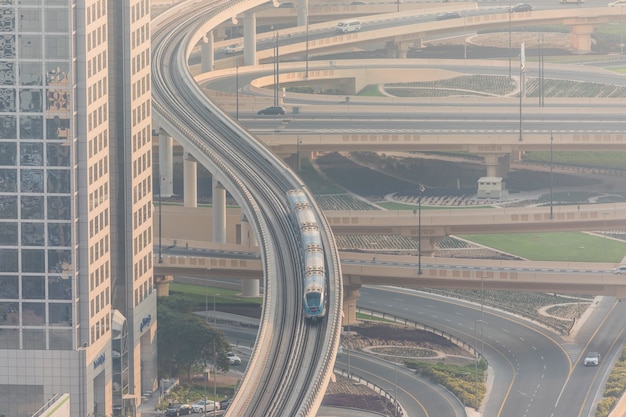 Vue de dessus de nombreuses voitures dans un trafic à Dubaï, Émirats Arabes Unis