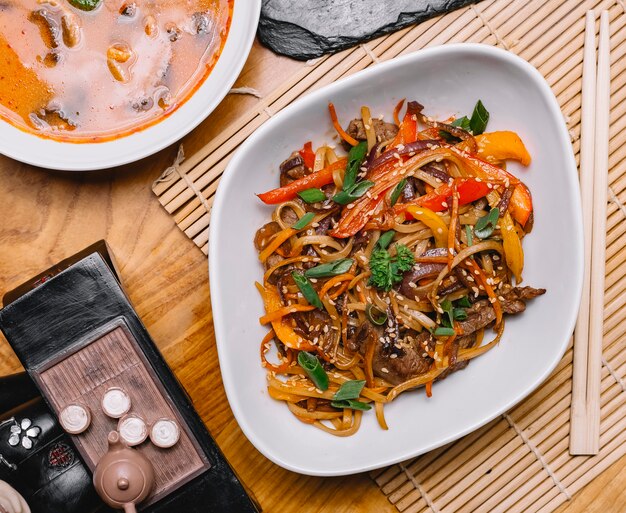 Vue de dessus des nouilles chinoises avec des légumes et de la viande