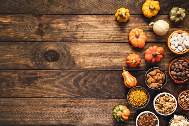 Vue de dessus de nourriture avec des céréales et des légumes