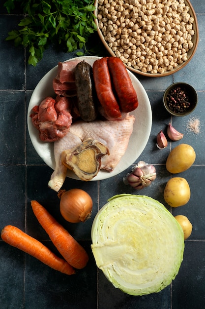 Photo gratuite vue de dessus de la nourriture délicieuse sur la table