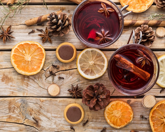 Photo gratuite vue de dessus de la nourriture et des éléments de noël