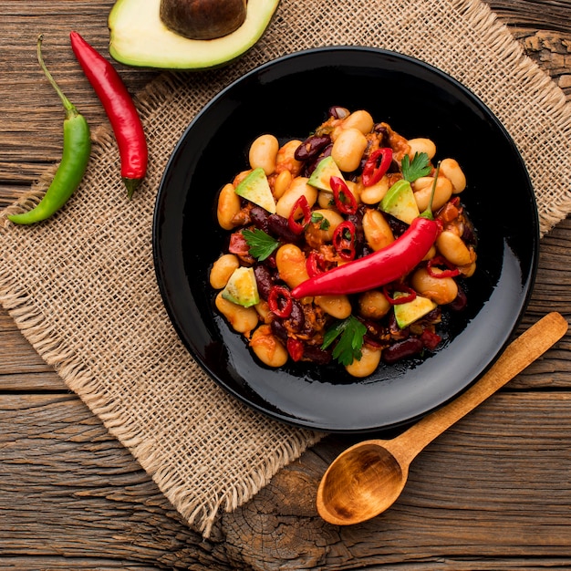 Photo gratuite vue de dessus de la nourriture mexicaine fraîche sur une assiette