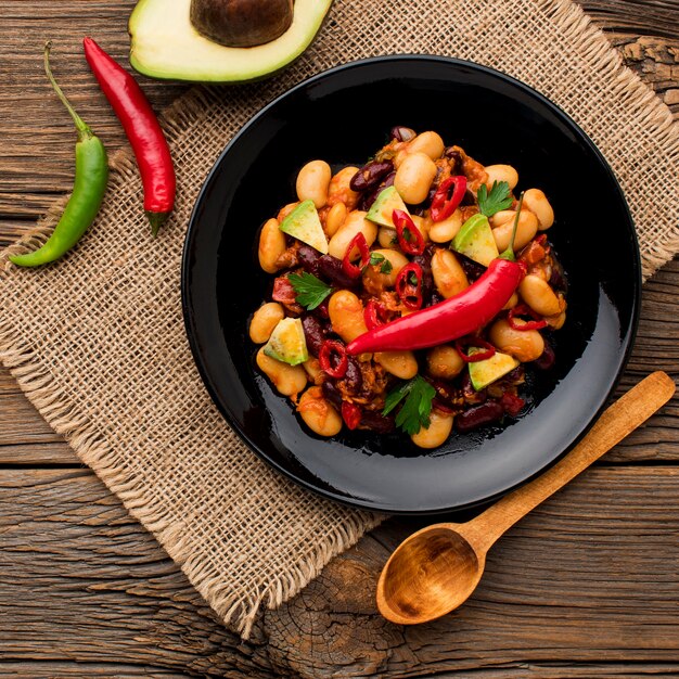 Vue de dessus de la nourriture mexicaine fraîche sur une assiette