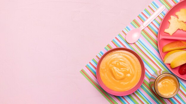 Vue de dessus de la nourriture pour bébé avec des pommes et une cuillère