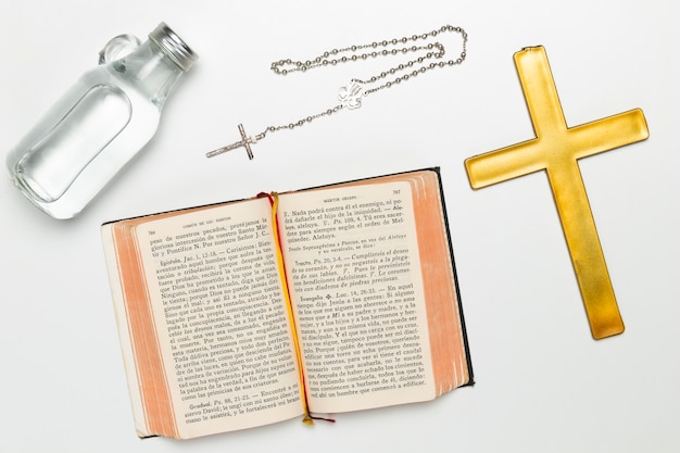 Vue de dessus objets religieux et sacrés