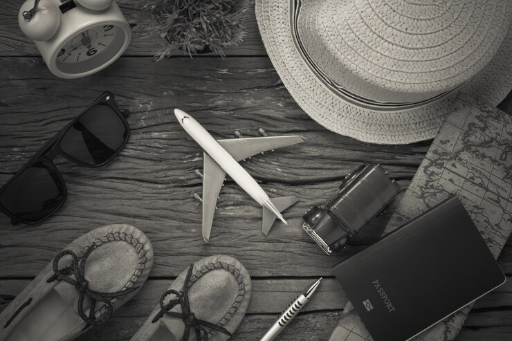 Photo gratuit vue de dessus des objets de voyage essentiels. la carte de l'arbre des carnet de chaussures passe des lunettes de voiture d'avion de passeport sur un fond en bois rustique.