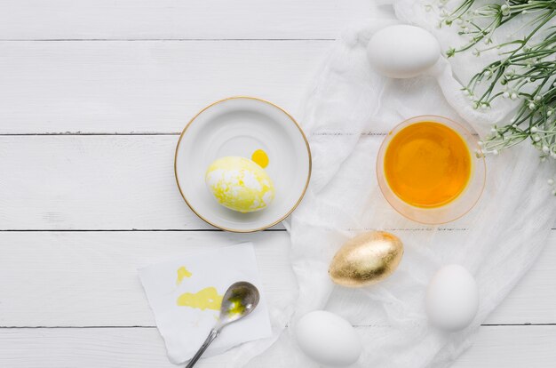 Vue de dessus de l'oeuf pour Pâques avec colorant et plante