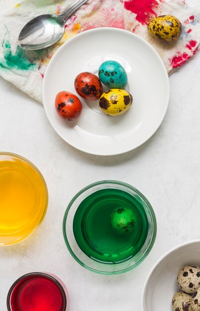 Vue de dessus des oeufs colorés pour Pâques avec de la peinture