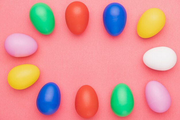 Vue de dessus des oeufs colorés sur table