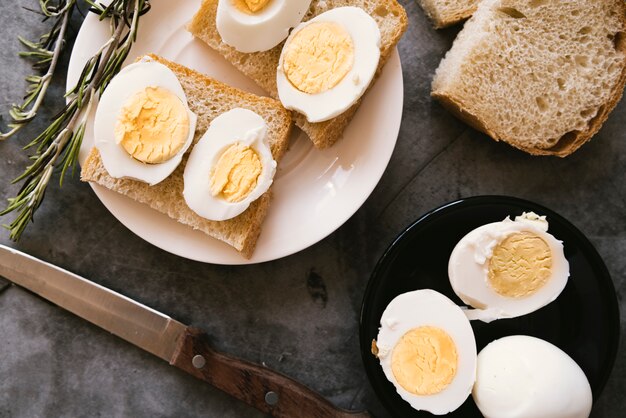 Vue de dessus œufs à la coque et pain grillé