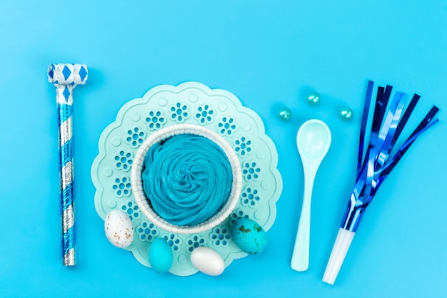 Photo gratuite une vue de dessus des oeufs et des décorations bleu et blanc, avec bleu, dessert sur bleu, fête de fête de cadeau d'anniversaire