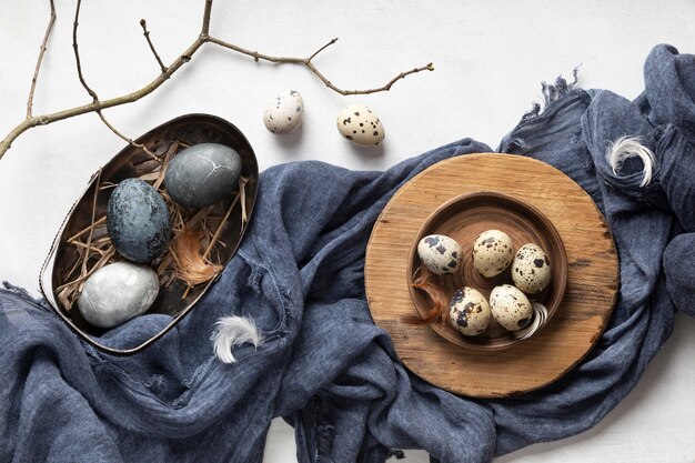 Vue de dessus des oeufs de pâques avec brindille et textile